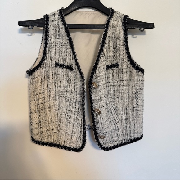 Chic Tweed Vest with Black Trim - Picture 1 of 12